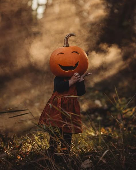 Pumpkin Head Photoshoot Mom And Daughter, Pumpkin Head Photoshoot Faces, Pumpkin Kids Photoshoot, Cute Pumpkin Head Photoshoot, Pumpkin Head Photo Shoot Family, Pumpkin Head Photoshoot Mom And Son, Halloween Costume Pumpkin Head, Pumpkin Family Photoshoot, Pumpkin Head Family Photos