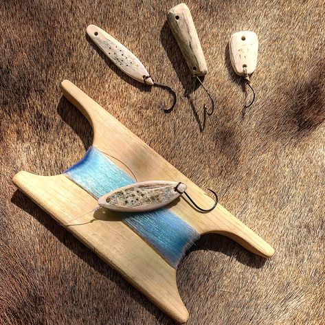 Survival Fishing Kit, Useful Plants, Survival Fishing, Bushcraft Kit, Homemade Fishing Lures, Diy Fishing Lures, Bushcraft Gear, Bone Crafts, Lure Making