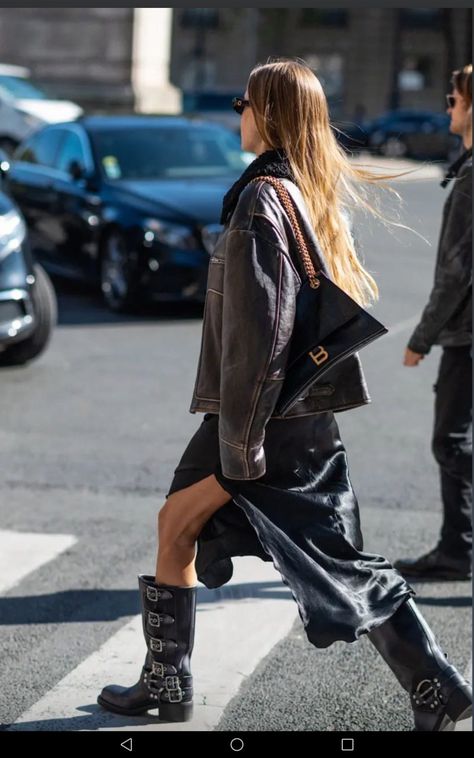 Biker Boots Outfit, Berlin Fashion Street, Outfit Botas, Paris Mode, Looks Street Style, Winter Fits, Free Style, Buckle Boots, Biker Boots