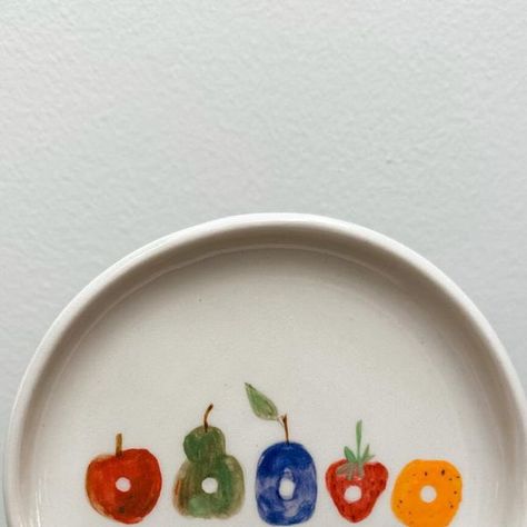 jenniceramics on Instagram: "🐛   this is actually the first set I made out of all the very hungry caterpillar pieces I’ve made! it was a surprise for my friends’ kid who ̶i̶s̶ was obsessed with the book. she randomly told me in a convo after I had finished these plates that he wasn’t into it at all anymore!   so I revealed the surprise to her to see if she still wanted them (his initial is on the back of each plate) and she does but still haven’t mailed them and it’s been months 🤦🏻‍♀️  sometimes I’m really together and sometimes I’m really not 💁🏻‍♀️  ****update: I mailed them and the received them and she recorded them opening it together and it warmed my heart 🥹  #ceramics #seattle #veryhungrycaterpillar #hungryhungrycaterpillar #caterpillar #handmadeplates #plates #drawing #paintin Plate Pottery Ideas, Painted Ceramic Ideas, Kids Pottery Projects, Things To Make With Air Dry Clay, Ceramic Art Ideas, Hungry Hungry Caterpillar, Plate Painting Ideas, Painted Pottery Plate, The Hungry Caterpillar