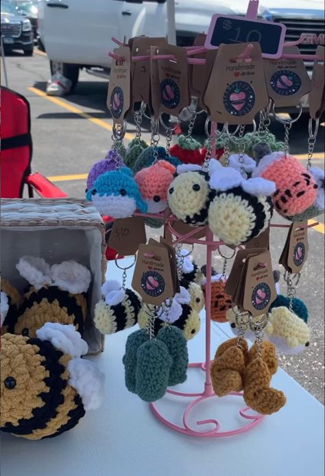 Things To Sell At Comicon, Stuff To Sell At Craft Fairs, Crochet Raffle Ideas, Crochet Boutique Ideas, Crochet Craft Fair Table Set Up, Crochet Craft Market Display, Vendor Booth Display Ideas Crochet, Crochet Small Business Packaging, Amigurumi Craft Fair Display