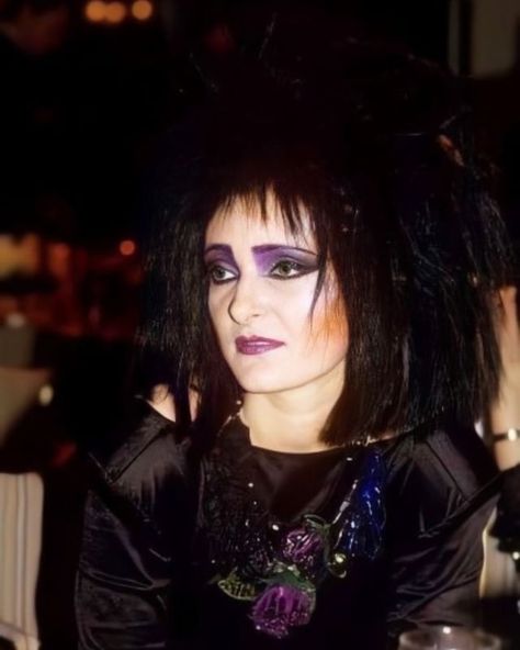 ☠️ƓƠƬӇƖƇ ƇЄƝƠƁƖƬЄ☠️ (@dark.cenobite) • Fotos y videos de Instagram Punk Makeup 80s, Siouxsie Sioux 80s, Siouxsie And The Banshees, British Punk, Siouxsie Sioux, Punk Makeup, Goth Subculture, Arte Punk, Goth Makeup