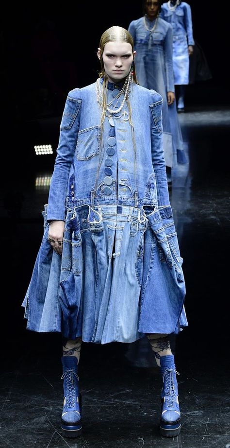 Denim Fashion Runway, Denim Gown, Runway Styling, Mode Tips, Blue Jeans Crafts, Statement Outfit, Anti Fashion, Denim Inspiration, Altered Couture