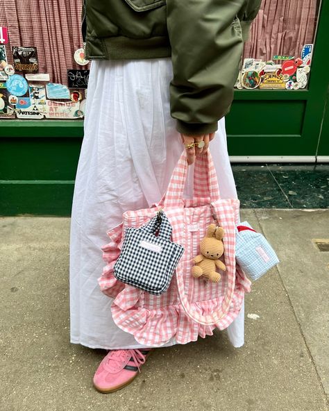 Tiny Puffy day out 🥹🎀💞 Tiny Puffy Bags and Tiny Puffy Pouches coming soon!! They make your bags sooooo much cuter and I got so many compliments out and about today, I’m obsessed with these mini accessories 🤭🧺🤏🏻💓 Sew Mini Bag, Puffy Tote Bags, Accesories Aesthetic, Puffy Bags, Pouch Aesthetic, Coquette Bag, Tote Bag Accessories, Puffy Bag, Handpainted Tote Bags