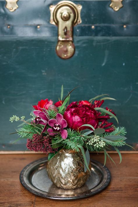 Pink Tones- ELLEDecor.com Holiday Flower Arrangements, Xmas Flowers, Winter Flower Arrangements, Holiday Floral Arrangements, Winter Floral Arrangements, Christmas Flower Arrangements, Holiday Arrangement, Christmas Floral Arrangements, Floral Arrangements Diy