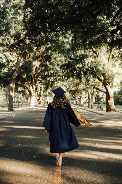 Graduation Outfit Ideas White, Pose Selfi, High School Graduation Outfit, Share A Memory Card, Graduation Outfit College, 2025 Graduation, Graduation Outfit Ideas, Graduation Session, Graduation Pic Ideas