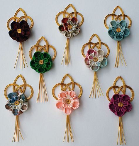 Mizuhiki Boutonnieres ... gold mizuhiki cord ... fabric flowers ... Knotting Patterns, Kanzashi Tutorial, Ancient Japanese Art, Japanese New Year, Japan Crafts, Fabric Origami, Making Flowers, Flowers Craft, Art Media