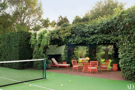 The tennis court at investor and C. Wonder founder Christopher Burch’s Southampton home, originally featured in AD in August 2013. Tennis Court Backyard, Tennis Court Design, Private Tennis Court, Sport Court, Back Garden, Architectural Digest, Tennis Court, Future House, Exterior Design