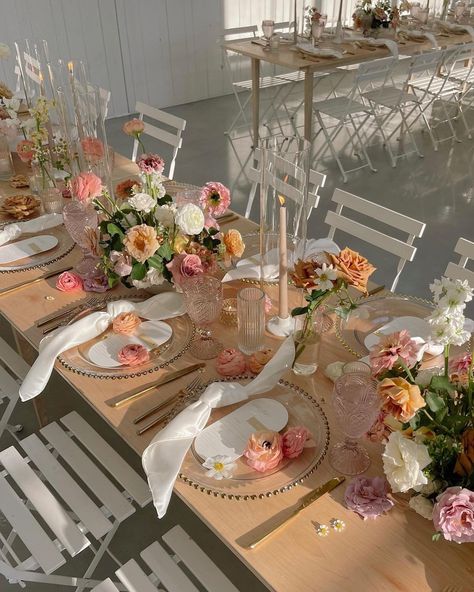 Wedding • Instagram Flower Bridal Shower Theme, Floral Table Setting, Brunch Table Setting, Garden Party Bridal Shower, Bridal Shower Inspo, Deco Champetre, Garden Bridal Showers, Spring Bridal Shower, Birthday Dinner Party