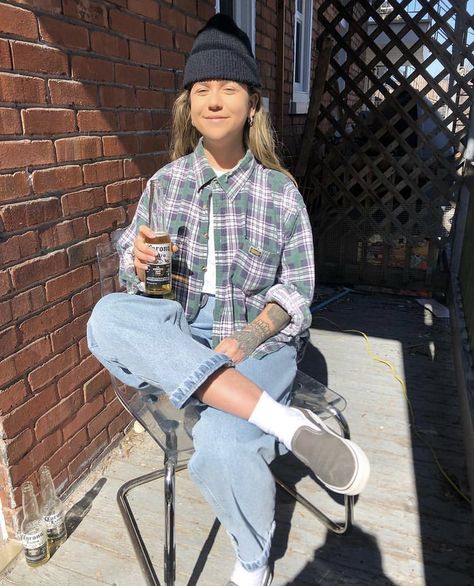 Tomboy Granola Outfits, All Black Slip On Vans Outfit, Vans Outfit Slip On, Vintage Fleece Outfit, Outfits With Beanies Skater, How To Style Carhartt Beanie, Carhartt Beanie Women Outfits, Granola Street Style, Vans Street Style