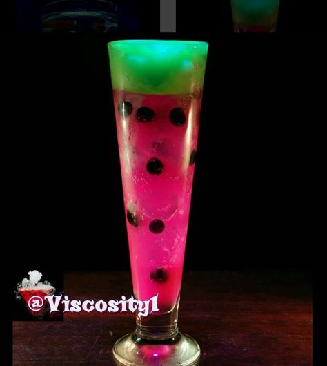 The bartenders at Viscosity Bar in Australia have taken drinks to a whole new level. We’ve seen molecular cocktails, we’ve seen multi coloured drinks, but we’ve never seen anything quite like this. Some amazing science cocktails. Molecular Cocktails, Molecular Mixology, Molecular Gastronomy Recipes, Cocktail Pictures, Watermelon Cocktail, Cocktail Decoration, Chocolate Sculptures, Colorful Drinks, Sushi Art