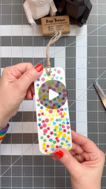 Paint Chip Bookmarks Diy, Packing Tape Crafts, Book Mark Making Ideas, Diy Book Markers Ideas, Book Markers Ideas Diy, Book Mark Making, Idea Craft, Diy Marker, Confetti Pattern