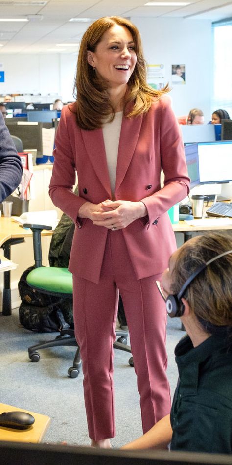 Kate and William stopped by the Ambulance Centre in London sharing their support. The Duchess had us all fooled with her perfectly tailored dusty pink suit, which was actually an affordable Marks & Spencer find. #pantsuit #katemiddleton #lookoftheday Dusty Pink Suit, Versace Shades, Slinky Black Dress, Catherine Princess Of Wales, Looks Kate Middleton, Estilo Real, Pink Suit, Kate Middleton Style, The Royal Family