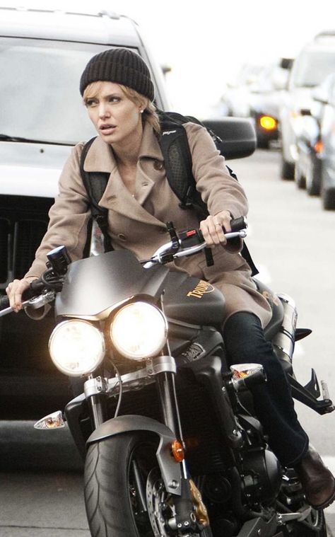 Angelina Jolie in Salt. WITHOUT STUNTMAN *noted* Hd Fatboy, Triumph Street Triple R, Nine T Bmw, Moto Triumph, Cafe Racer Moto, Riding A Motorcycle, Triumph Speed Triple, Triumph Street Triple, Street Triple