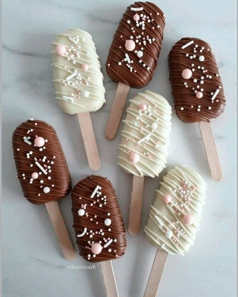 White Chocolate Cake Pops, Perfect Cake Pops, White Chocolate Ice Cream, Popsicles Cake, Ice Cream Cake Pops, Lolly Cake, Cake Pop Displays, Cake Pop Designs, Buttercream Cake Designs