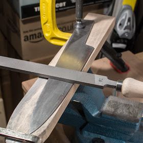 Knifemaking for beginners: Bevel grinding jig by Aaron Gough 72 Hour Kit, Knife Grinding Jig, Trench Knife, Knife Making Tools, Diy Knife, Knife Patterns, Survival Bag, Boning Knife, Japanese Knife