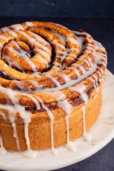 Vegan Cinnamon Roll Cake, Giant Cinnamon Roll Cake, Cinnamon Roll Cake Recipe, Roll Cake Recipe, Vegan Tamales, Vegan Cream Cheese Frosting, Cinnamon Roll Dough, Vegan Cinnamon Rolls, Waffle Cookies