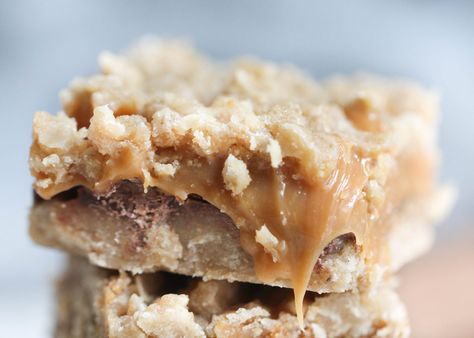 Carmelitas | Six Sisters' Stuff Carmelitas Recipe, Blueberry Cake Recipes, Caramel Bits, Funnel Cake, Cookie Bar Recipes, Isagenix, Milk Chocolate Chips, Quick Desserts, Love Eat