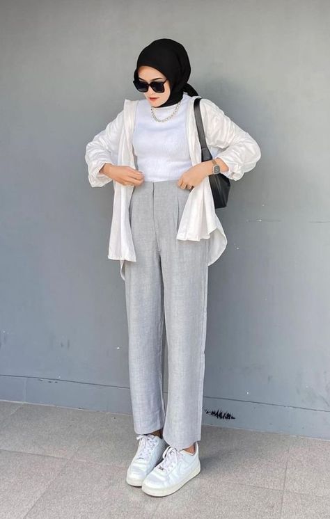 Ootd Hijab Baju Putih Celana Abu Otdd Outfit Style Hijab, Outfit Kemeja Putih, Grey Hijab Outfit, Outfit Celana Kulot, Kulot Outfit, Outfit Hijab Casual Simple, Outfit Kulot, Outfit Hitam, Outfit Celana