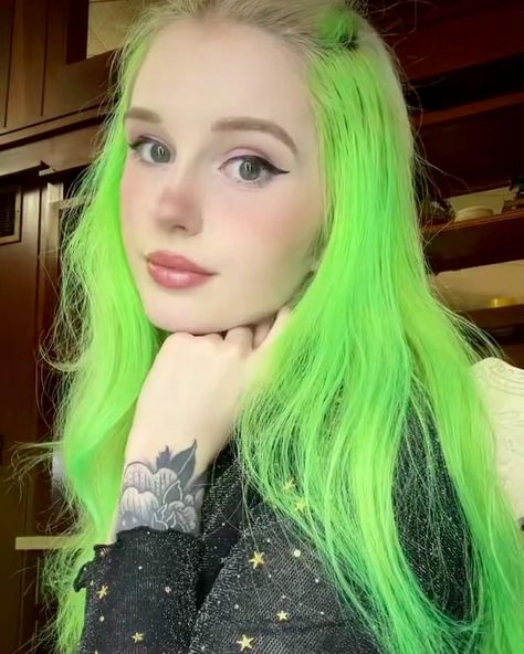 Neon Green Hair Color, Green Hair Color, Cowgirl Hair, Neon Green Hair, Fox Hair Color, Emerald Hair, Green Hair Dye, Fox Hair, Arctic Fox Hair Color