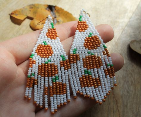 Little pumpkin seed beaded earrings. These earrings are the perfect addition to any autumn outfit. The orange and white colors of the beads are indicative of the changing season, and the beads are small enough to be very lightweight and comfortable. Hurry and get your pair now before they're all gone! These earrings are sure to become a favorite and a great addition to your collection. Embrace the autumn season with these adorable earrings. My items are all 100% handmade and made out of high-quality materials, plus they all have FREE SHIPPING so you won't pay more!  Each pair includes a pair of gold metal lack backs. Made with glass seed beads and stainless steel ear wire. These are some of my favorite beaded fringe earrings and I hope they are the perfect pair for you! Thank you for stopp Turkey Beads, Halloween Jewelry Diy, Halloween Beaded Jewelry, Seed Beaded Earrings, Seed Bead Projects, Fall Bead, Seed Bead Jewelry Patterns, Seed Bead Flowers, Pumpkin Bead