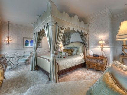 Disney's Themed Hotel Suites: Aw, Come On, You Know You Want to Look - Condé Nast Traveler Honeymoon Bedroom, Hotels Near Disneyland, Fairytale Bedroom, Disney World Tips, Fairy Bedroom, Themed Rooms, Princess Bedroom, Disneyland Hotel, Park Hotel