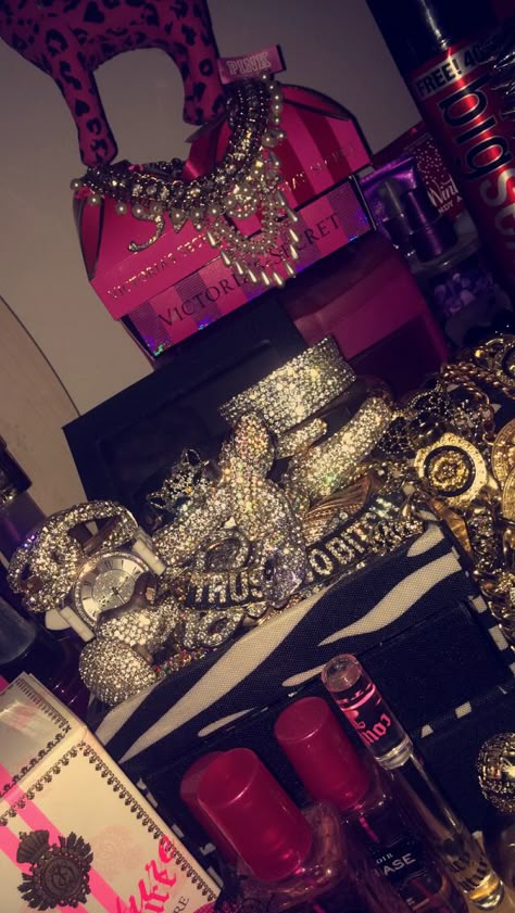 Pink Bling Aesthetic, Baddazle Things, Dark Mcbling Aesthetic, Bling Bling Aesthetic Background Black, Pink Bratty Aesthetic, Scene Girl, Gangster Girl, Boujee Aesthetic, Bad And Boujee