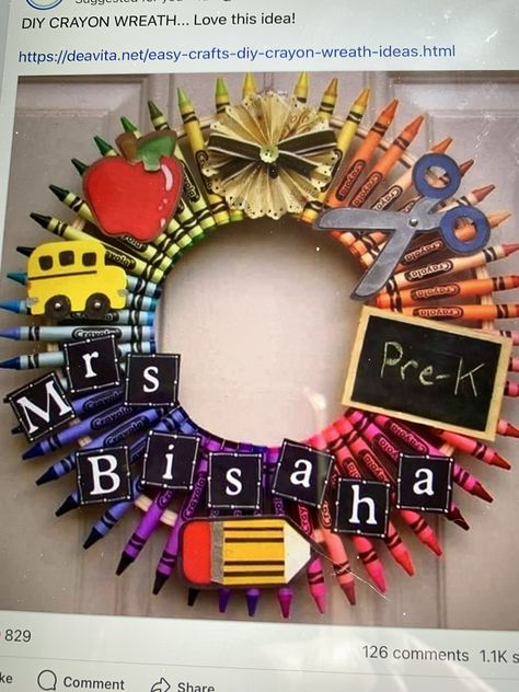 Classroom Decoration Ideas, Classroom Wreath, Crayon Wreath, School Wreaths, Teacher Wreaths, Diy Crayons, Appreciation Gifts Diy, Teacher Appreciation Gifts Diy, Teachers Diy