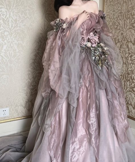 purple dreaded faded dress Purple Victorian Dress, Purple Dress Aesthetic, Victorian Dress Aesthetic, Victorian Dress Gown, Gaun Abad Pertengahan, Magical Dress, Big Dresses, Aesthetic Korean, Korean Kpop