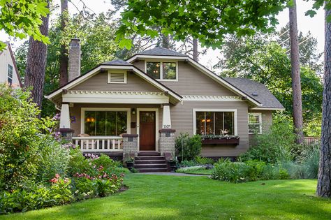 American House Styles – Just the Basics 1920s Bungalow, Bungalow Exterior, Craftsman Bungalow, Bungalow Homes, A Small House, Craftsman Exterior, Cottages And Bungalows, American House, Bungalows For Sale