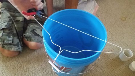 Homemade Tick Repellent, Mouse Trap Diy, Bucket Mouse Trap, Catching Mice, Getting Rid Of Rats, Diy Bucket, Mice Repellent, Getting Rid Of Mice, 5 Gallon Buckets