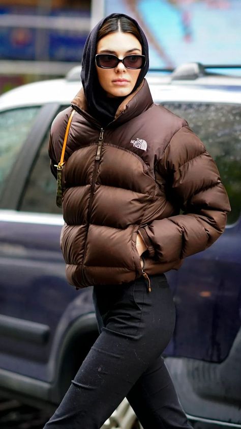 North Face Women Outfit, Kendall Jenner North Face, Brown North Face Puffer Jacket, The North Face Outfit, Brown North Face Puffer, North Face Jacket Outfit, Brown North Face Jacket, Brown North Face, Kendall Jenner Dress