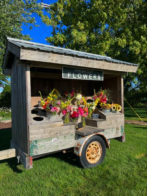 Farm Stand Cart, Mobile Flower Cart, Roadside Flower Stand Ideas, Flower Cart Ideas, Roadside Flower Stand, Market Stand Ideas, Road Side Stand, Honey Stand, Roadside Farm Stand