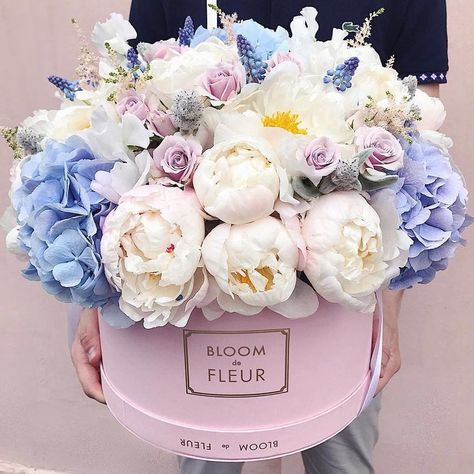 gorgeous flower box Decoration Plants, Rosen Box, Peonies And Hydrangeas, Spring Decoration, Beautiful Bouquets, Peonies Garden, Trendy Flowers, Flowers Spring, Beautiful Flower Arrangements