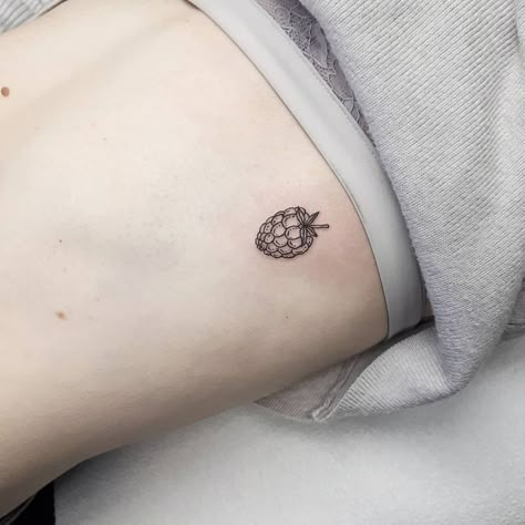 Simple Raspberry Tattoo, Simple Blackberry Tattoo, Small Raspberry Tattoo, Raspberry Tattoo Minimalist, Small Fruit Tattoos, Small Tattoo Simple, Raspberry Tattoo, Blackberry Tattoo, Mutterschaft Tattoos