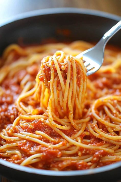 School Spaghetti Recipe, Italian Noodles, Homemade Italian Meatballs, Homemade Pasta Dough, One Pot Spaghetti, Homemade Spaghetti Sauce, Homemade Spaghetti, Creamy Tomato Sauce, Italian Meatballs