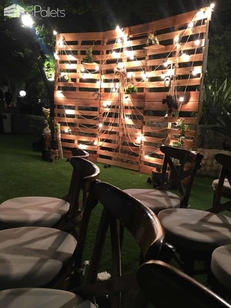 Wood Pallet Wall Outdoor, Pallet Wall Ideas Outdoor, Pallet Walls Outdoor, Outdoor Pallet Wall, Pallet Outdoor Wall, Pallet Privacy Wall, Pallet Picture Display, Rustic Wedding Ceremony Decor, Picture Display Wall