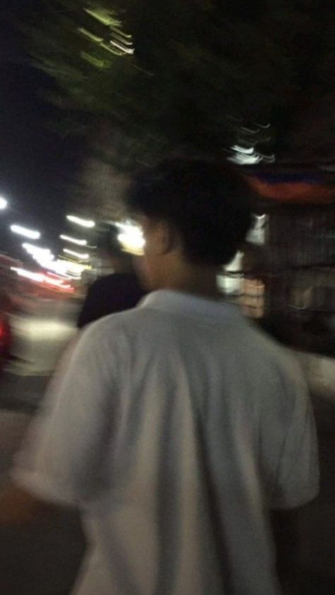 nahhve Guys Blurry Photos, With My Boyfriend Photo Prank, Blurry Guy Pictures, Boyfriend No Face Pic, Bf Snaps No Face, Night Walk With Boyfriend, Bf Prank Picture, Blurry Aesthetic Boy, Fake Boyfriend Aesthetic