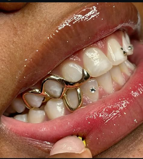 Gold Outline Tooth Grill, Grills And Tooth Gems, Gold Grill Women, Teeth Grills For Women, Cute Grills For Women, Aesthetic Grills, Grillz For Females, Girl Grills, Tooth Grill