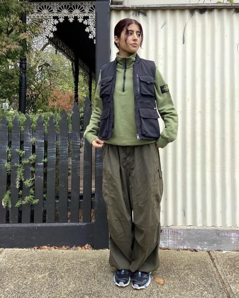 Mountaineering Outfit Women, Gorpcore Women Summer, Mountain Outfit Spring, Urbancore Outfit, Hiking Outfit Pants, Fieldwork Outfit, Gorpcore Outfit Women, Gorpcore Summer Outfit, Mountain Outfit Summer