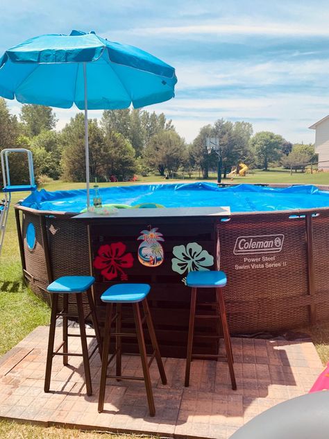 Diy Poolside Bar, Pool Side Bar Ideas, Pool Side Bar Above Ground, Pallet Pool Bar, Diy Pool Bar, Above Ground Pool Bar Ideas, Poolside Bar Ideas, Pool Area Decorating Ideas, Pool Bar Ideas