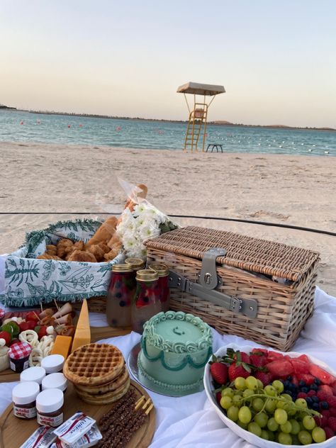 My bestfriend and i had a picnic in january and its so cute !! #picnic #aesthetic #cake #beach Beach Picnic Breakfast, Beach Breakfast Picnic Mornings, Cute Picnic Aesthetic, Picnic Basket Aesthetic, Beach Picnic Basket, Beach Picnic Food, Beach Picnic Aesthetic, Boat Picnic, Picnic Lights