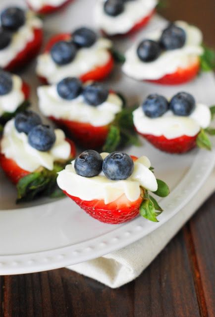 Red White Hawaiian Dream Cake, Strawberry Bites, Strawberry Cheesecake Bites, Patriotic Food, Blue Strawberry, 4th Of July Desserts, Fourth Of July Food, Cheesecake Bites, Snacks Für Party