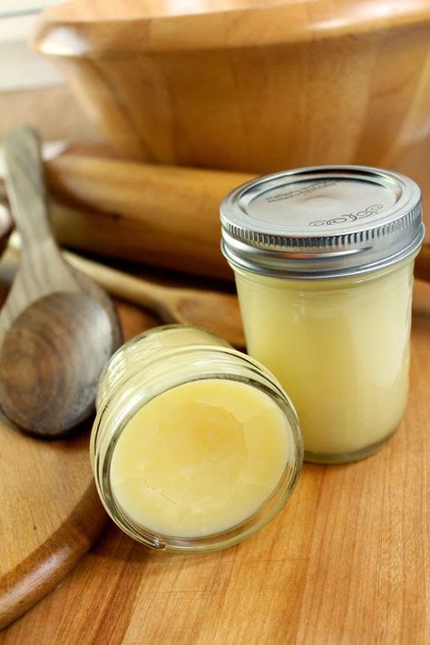 This is a recipe for Bowl Butter. Not to eat. For use on anything wood. From Creative Culinary http://www.creative-culinary.com/wood-butter-helps-renew-wood-utensils-and-bowls/ Wood Butter, Workshop Layout, Food Post, Green Woodworking, Wood Utensils, Shop Projects, Furniture Wood, Shop Layout, Wooden Utensils