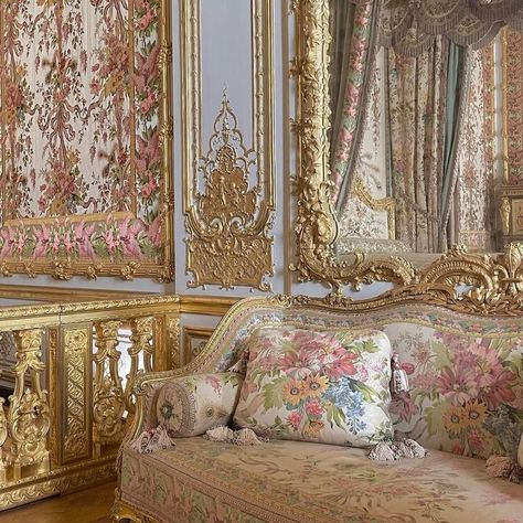 Prythian Courts, Marie Antoinette Aesthetic, 2024 Living Room, Rococo Aesthetic, Room Design Inspiration, Rococo Interior, Royal Room, Acotar Series, Court Of Thorns And Roses