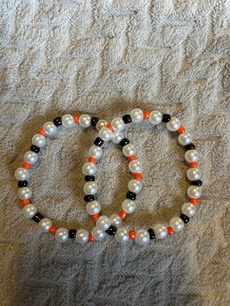 A seed bead bracelet with pearls. Perfect for halloween or autumn! It's a size 7 but we can make different sizes. Hocus Pocus Beaded Bracelets, Halloween Beaded Bracelet Ideas, Halloween Glass Bead Bracelet, Halloween Braclets Idea, Cute Bracelet Ideas Halloween, Cute Halloween Bracelet Ideas, Spooky Bracelet Ideas, Halloween Bead Bracelet, Seed Beads Bracelets Ideas