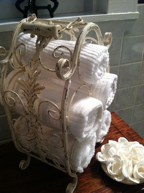 salle de bain gîtes Country Bathroom Designs, Bathroom Organization Hacks, Primitive Bathrooms, French Country Bathroom, Smart Tiles, Country Bathroom, Towel Storage, Bath Room, Small Bathroom Decor