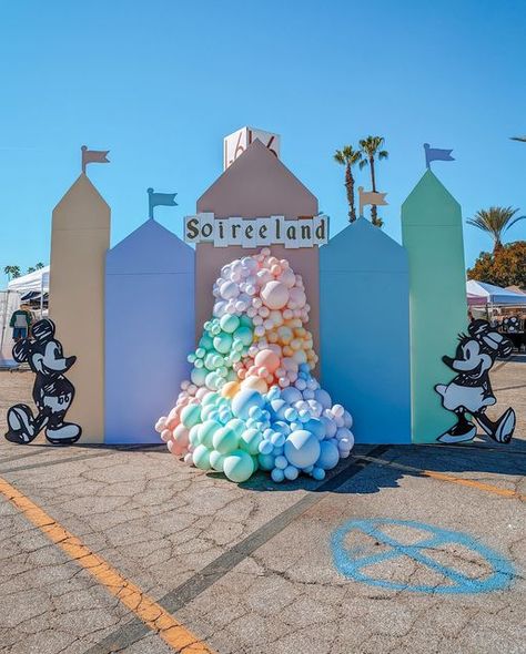 Disney Backdrop Photo Booths, Disneyland Theme Backdrop, Vintage Disneyland Backdrop, Vintage Disney Balloon Garland, Disney Main Street Birthday Party, Disney Day Decorations, Disney Event Ideas, Disney Party Backdrop, Vintage Disneyland Centerpiece