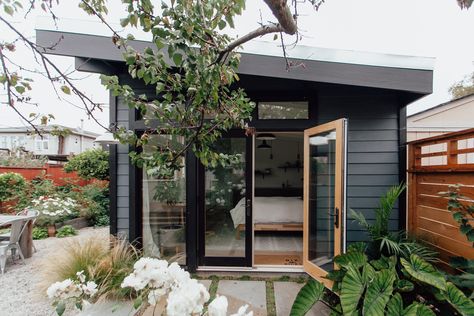 Modern Guest House, Adu Ideas, Backyard Guest Houses, Home Atelier, Diy Tiny House, Backyard Office, Garage Makeover, Oakland California, House Floor