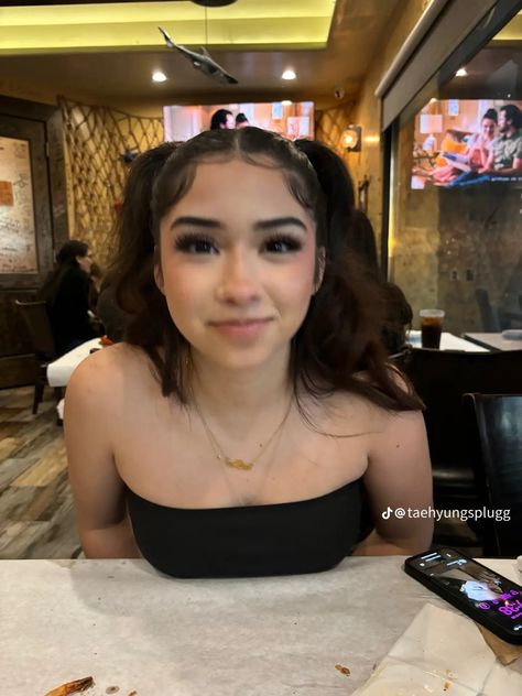 Cute Hairstyles For Short Hair Latina, Pretty Hairstyles Short Hair, Baddie Hairstyles With Edges, Curly Hairstyles With Side Part, Copy N Paste Latina Hairstyles, Hairstyles With Two Ponytails, Edges Latina, Baddie Half Up Half Down Hairstyle, Hairstyles With Edges Latina